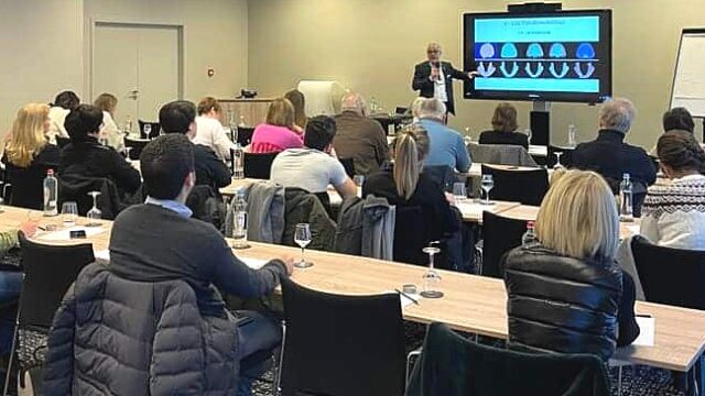 Conférencier de renommée internationale en formation dentaire — Paro-Implant Liège
