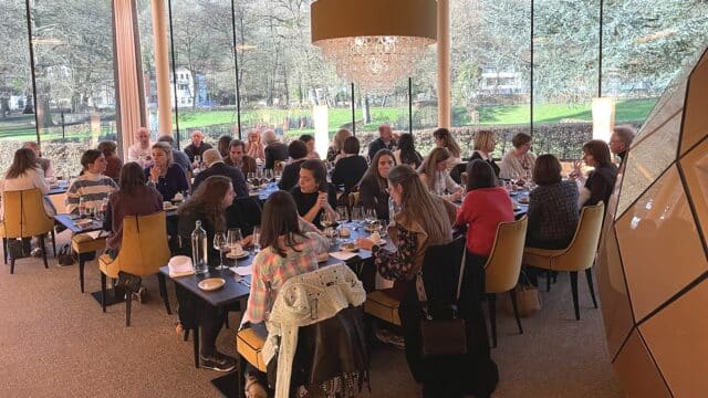 Repas convivial entre praticiens au Château des Thermes, formations Paro-Implant Liège
