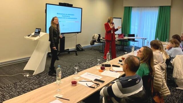 Conférencière lors d’un séminaire de formation — Paro-Implant Liège